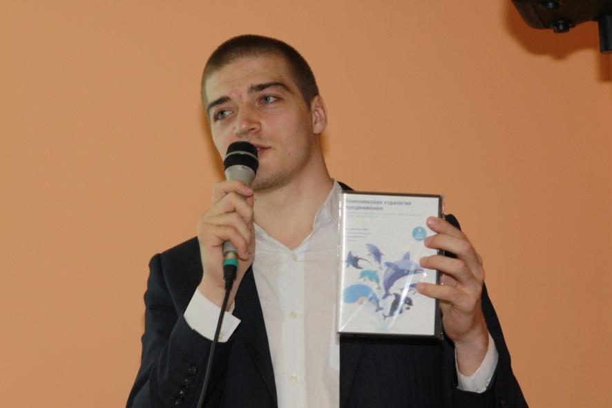 В руках у Леонида - ценный диск для SEO-специалистов